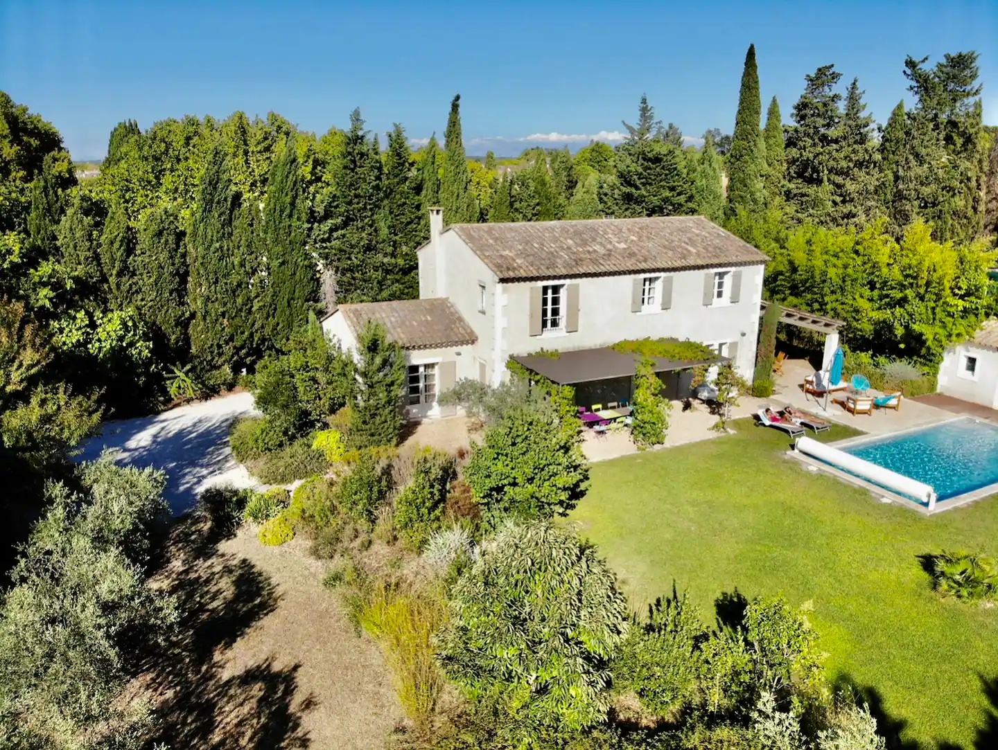 Vue panoramique piscine et extérieurs